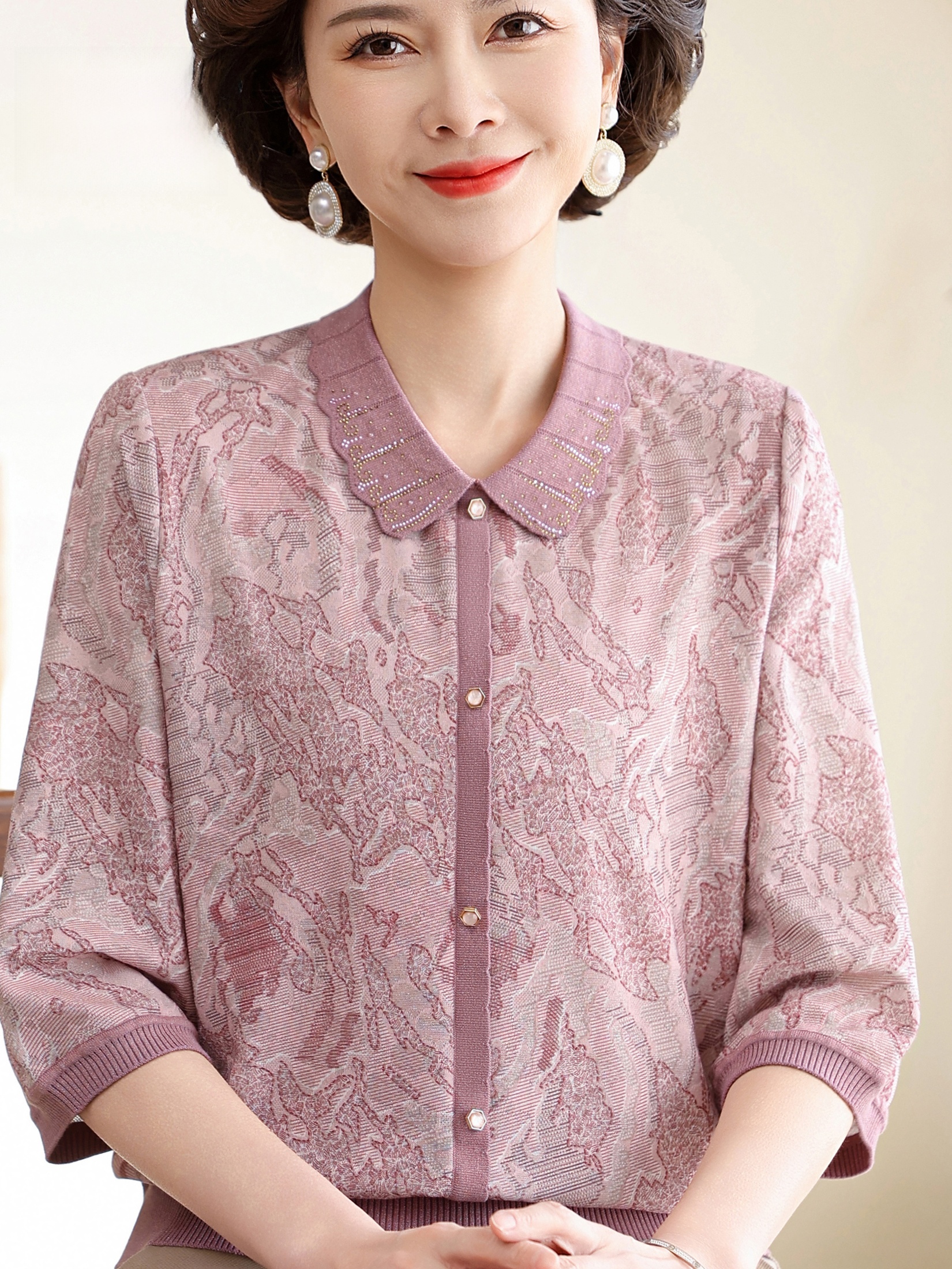 Women Fashion Over 60 - เสื้อเชิ้ตแขนสั้นพิมพ์ลายดอกไม้ ปกพับได้ น้ำหนักเบา สำหรับผู้หญิงวัยกลางคนและผู้สูงอายุ แฟชั่นฤดูใบไม้ผลิฤดูร้อน