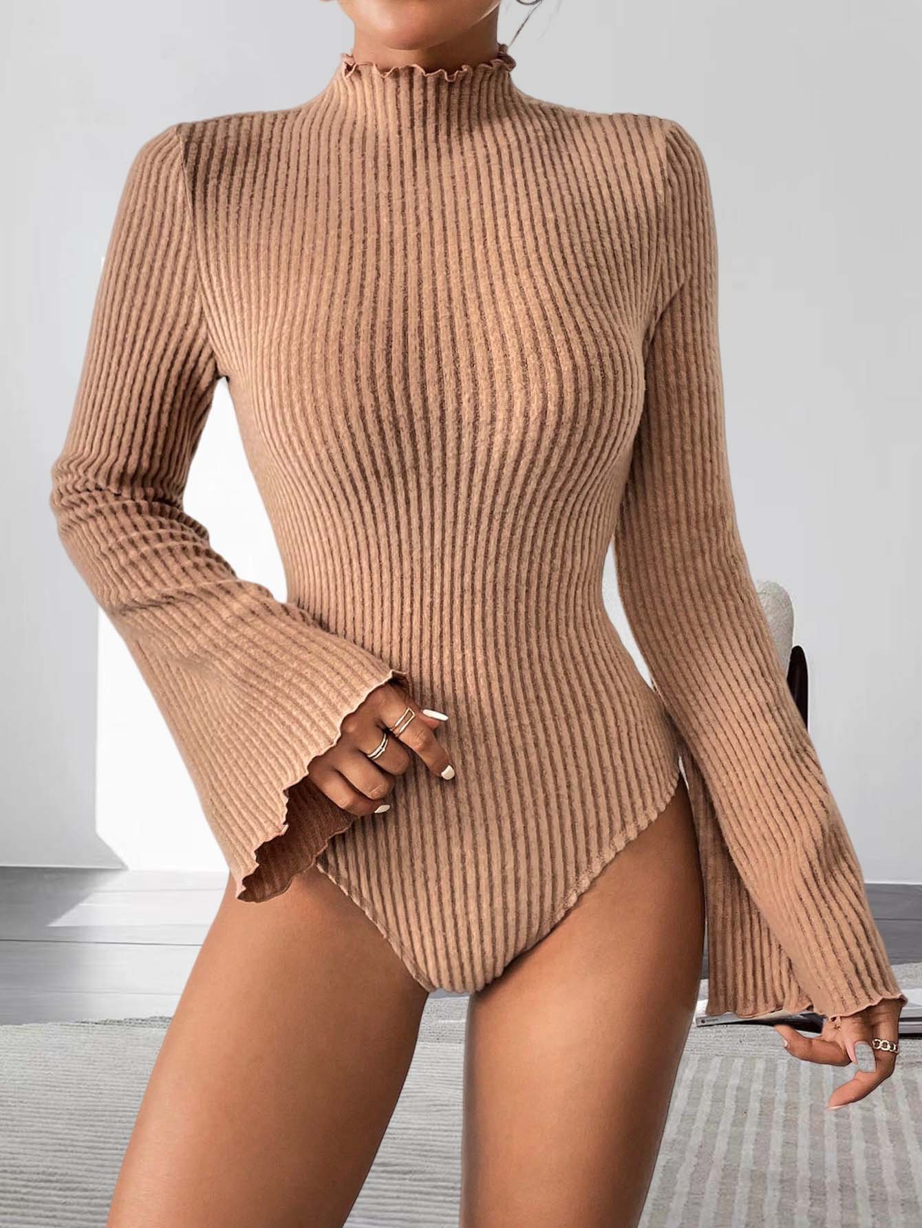 Turtleneck Bodysuit - บอดี้สูทแขนยาวทรงปล่อยปลายแขน คอเต่า ผ้าริบสีกากีสำหรับผู้หญิง สไตล์ลำลองเข้ารูป ใส่ได้ทุกวัน เหมาะกับสตรีทแวร์และสไตล์ฤดูใบไม้ร่วง