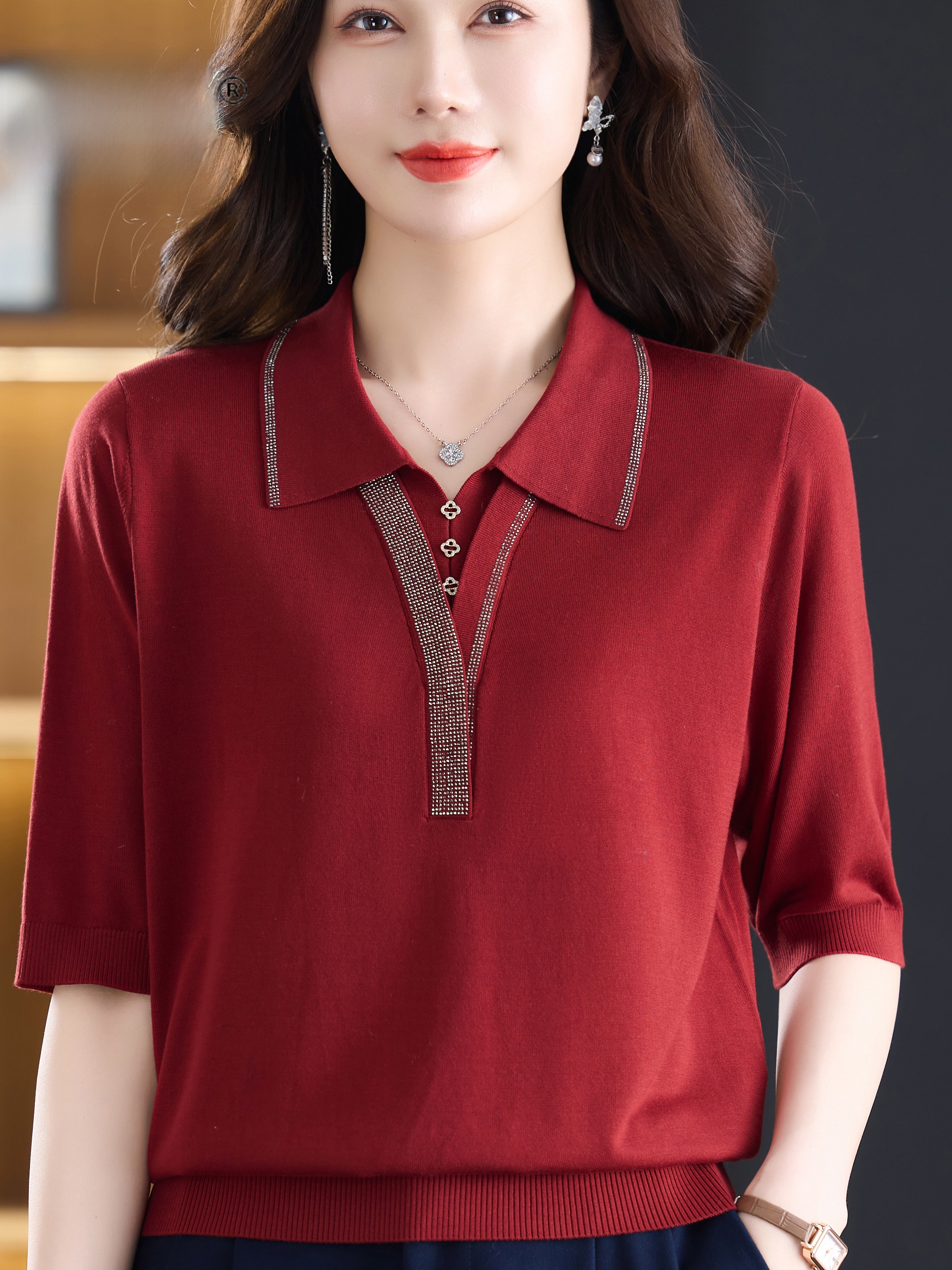 Women Fashion Over 60 - เสื้อยืดไหมน้ำแข็งถักแขนสั้นคอวีแฟชั่น ทรงหลวมใส่สบาย เหมาะสำหรับคุณแม่และผู้หญิงวัยกลางคน ประดับด้วย Rhine