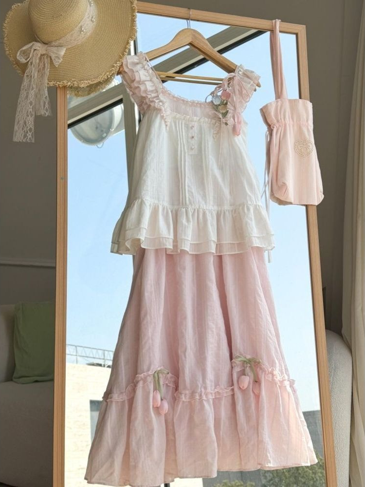 Lace Trim Cami - ชุดเซ็ตสองชิ้นตกแต่งระบายสไตล์คาวาอี้ ลายดอกทิวลิป สีขาวชมพู เสื้อสายเดี่ยวแขนกุด กระโปรงมิดิทรงระบาย สำหรับผู้หญิง