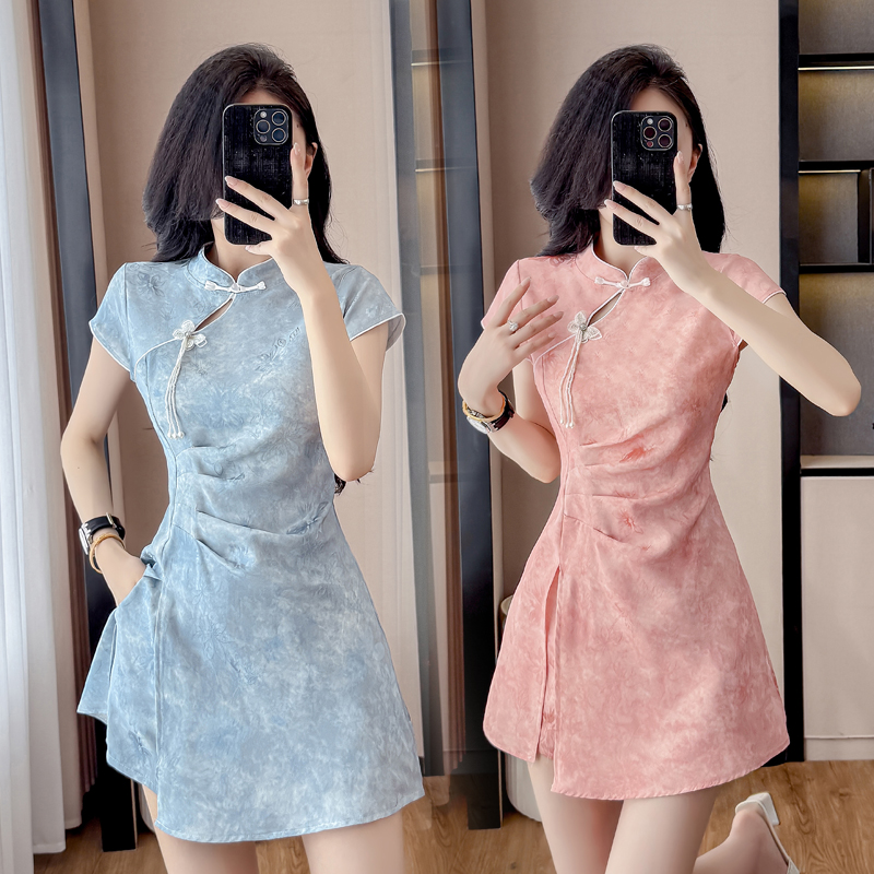 Ruched Dress Mini - ชุดกี่เพ้าสไตล์จีนแบบใหม่ ผ้าแจ็คการ์ดยืดได้ ชุดเดรส+กางเกงขาสั้น ดีไซน์ผ่าข้าง แต่งระบาย ชุดเดรสสั้นสำหรับผู้หญิง