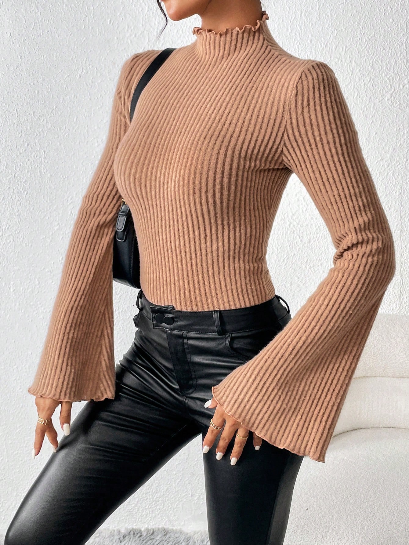 บอดี้สูทแขนยาวทรงปล่อยปลายแขน  - Turtleneck Bodysuit บทวิจารณ์และราคา